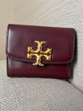 Tory Burch Eleanor Compact wallet in color Claret